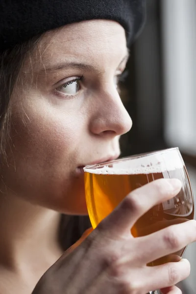 Młoda kobieta picia ale inda blady — Zdjęcie stockowe