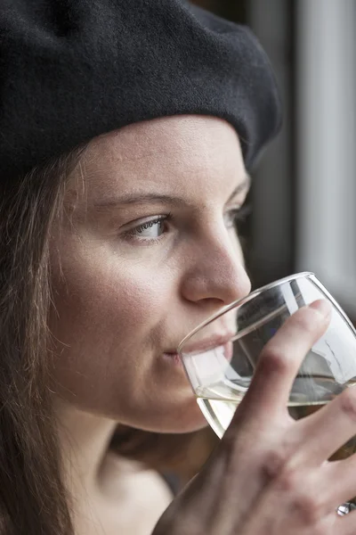 Jeune femme buvant du vin blanc — Photo