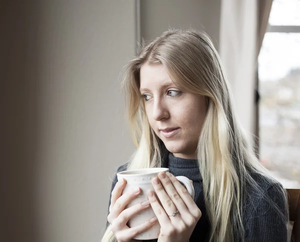 Mujer joven bebiendo café —  Fotos de Stock