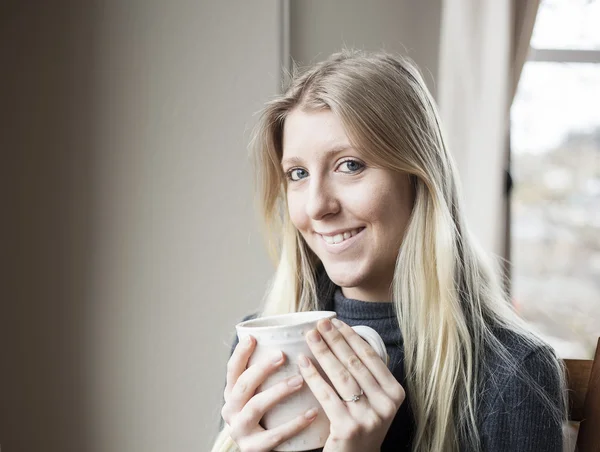 Ung kvinna dricker kaffe — Stockfoto