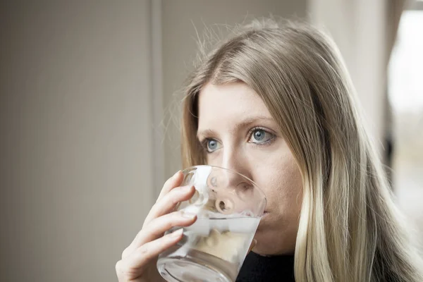 Young Woman Drinking Water — Stock Photo, Image