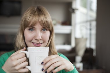 güzel mavi gözlü genç kadın