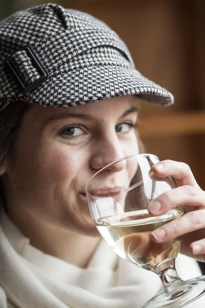 Młoda kobieta pije wino białe — Zdjęcie stockowe