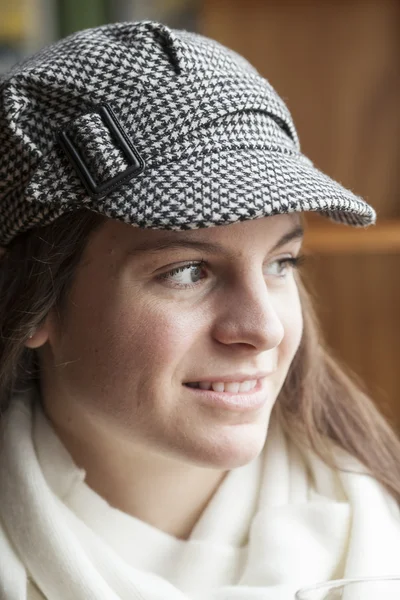 Jeune femme aux beaux yeux bleus — Photo