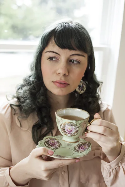 Antika çay bardağı olan kadın — Stok fotoğraf