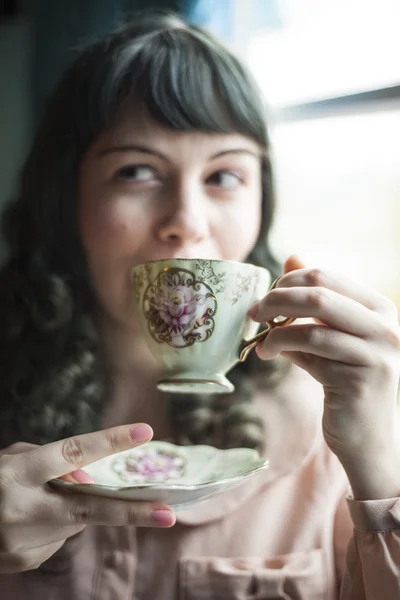 Mladá žena s starožitný tea cup — Stock fotografie