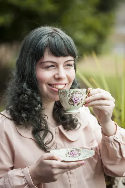 Giovane donna con tazza di tè antico — Foto Stock