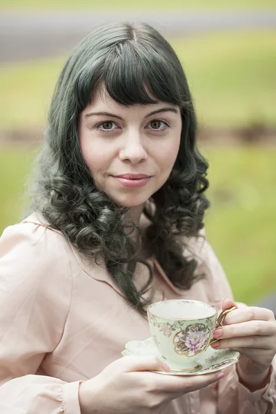 Mujer joven con taza de té antiguo —  Fotos de Stock