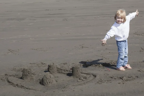 Schattige blonde kind spelen op het strand — Stockfoto