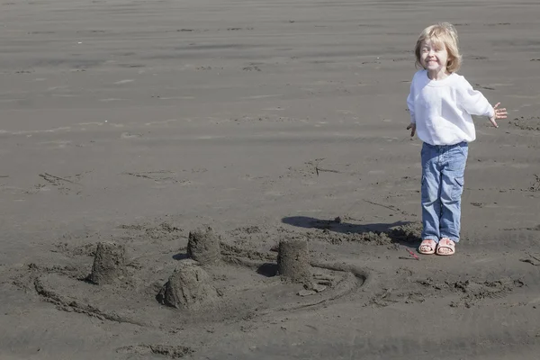 かわいい金髪の子供がビーチで — ストック写真