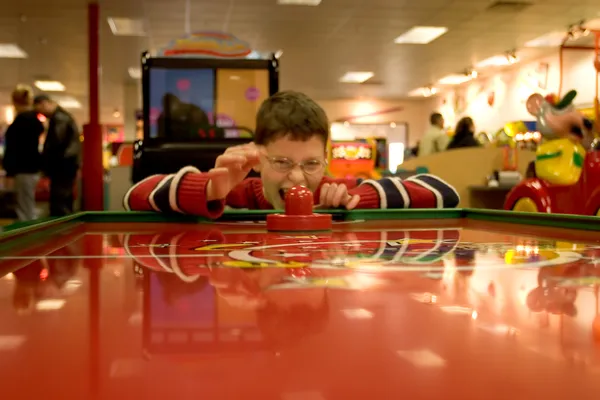 Junge spielt Airhockey — Stockfoto