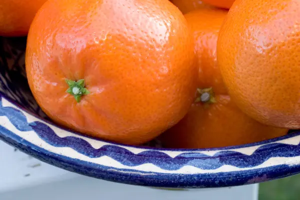 Laranjas em uma tigela azul — Fotografia de Stock