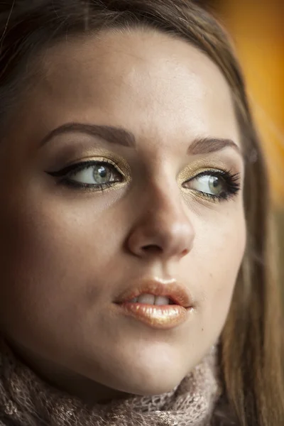 Jovem mulher com belos olhos azuis — Fotografia de Stock