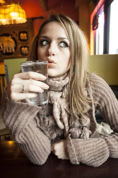 Jonge vrouw met mooie blauwe ogen drinkwater — Stockfoto