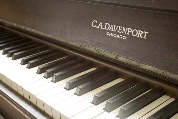 Antique Piano — Stock Photo, Image