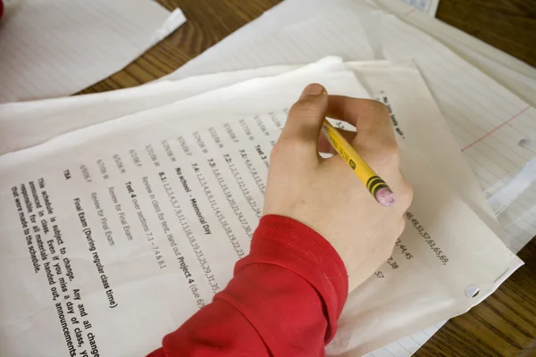 Junge macht Mathe-Hausaufgaben — Stockfoto