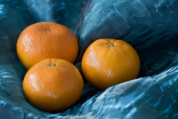 Três laranjas Awash in Blue — Fotografia de Stock