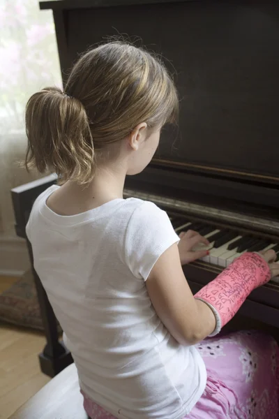 Maggie Plays Piano — Stock Photo, Image
