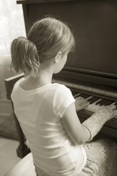 Maggie Plays Piano — Stock Photo, Image