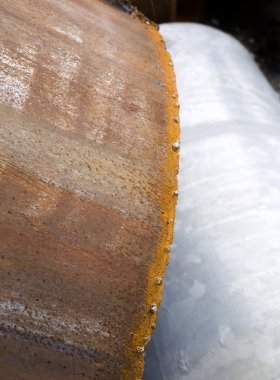 bir paslı ve yeni bir boru fotoğrafı.