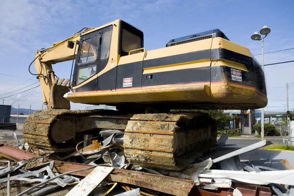 Équipement lourd sur une pile de ferraille — Photo