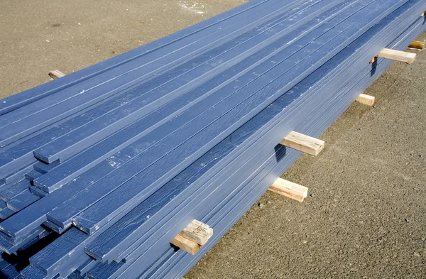 Stapel van blauwe platen op een bouwplaats. — Stockfoto