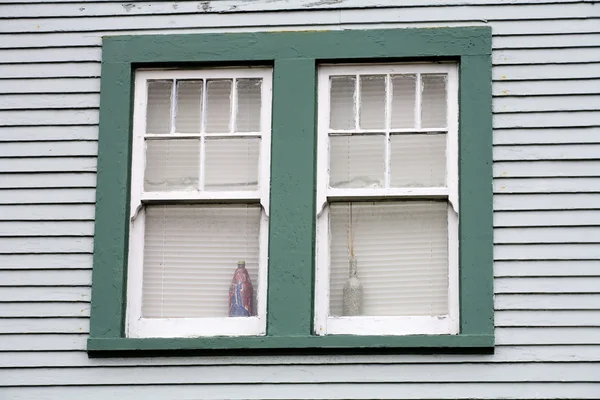 Foto de una ventana verde poco atractiva —  Fotos de Stock