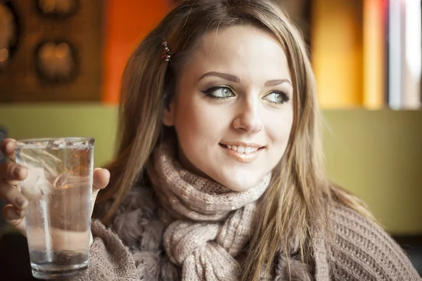 Ung kvinna med vackra blå ögon dricksvatten — Stockfoto