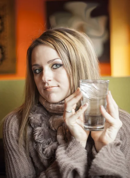 Jeune femme aux beaux yeux bleus Eau potable — Photo