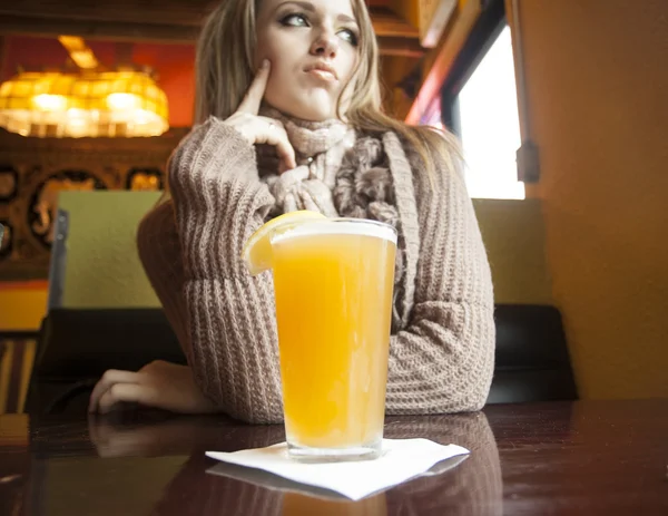 Junge Frau mit schönen blauen Augen trinkt deftiges Bier — Stockfoto