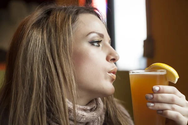 Mujer joven con hermosos ojos azules bebiendo cerveza Hefeweizen —  Fotos de Stock