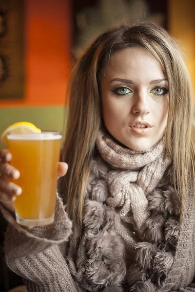 Giovane donna con bellissimi occhi blu bere birra Hefeweizen — Foto Stock