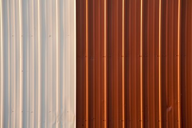 oluklu metal kırmızı ve beyaz arka plan