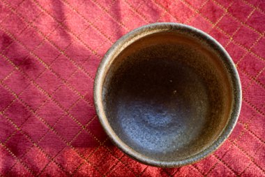 stok fotoğraf kırmızı bir arka plan üzerinde seramik kase