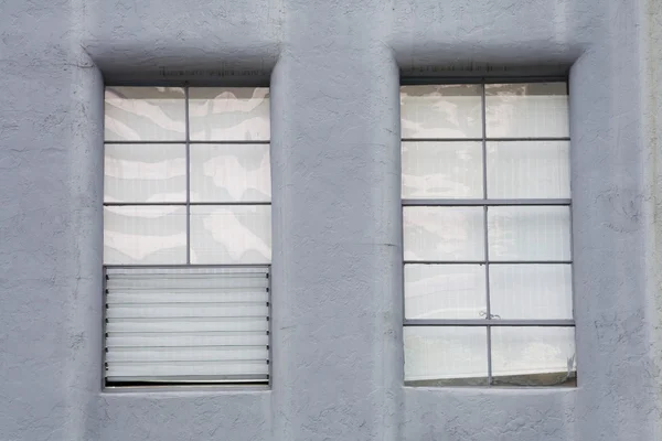 Um conto de duas janelas — Fotografia de Stock