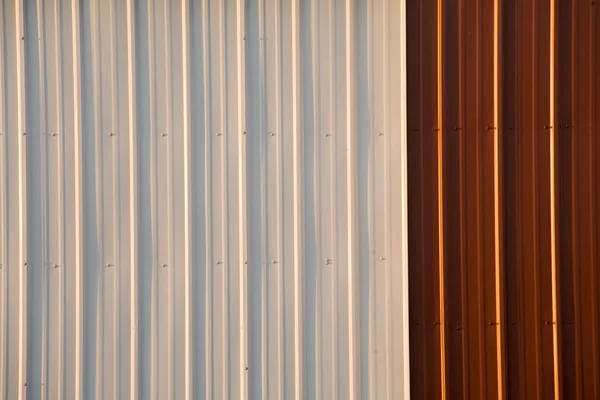 Oluklu metal kırmızı ve beyaz arka plan — Stok fotoğraf