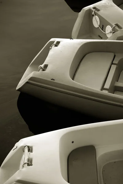 Bateaux à aubes noirs et blancs — Photo