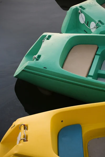 Grön och gul paddel båt — Stockfoto