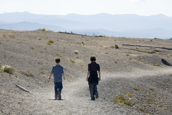 Dois meninos caminhando Windy Ridge, Monte St. Helens Nat — Fotografia de Stock