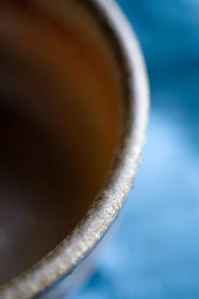 Photo de stock d'un bol en céramique sur fond bleu — Photo