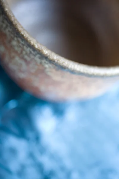 Photo de stock d'un bol en céramique sur fond bleu — Photo