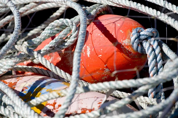 Fisknät med rött flöte — Stockfoto