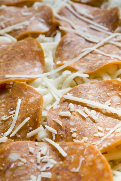 Ein Blatt ungekochte Pfefferoni-Pizza — Stockfoto