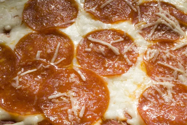 Uma folha de pizza de pepperoni quente — Fotografia de Stock