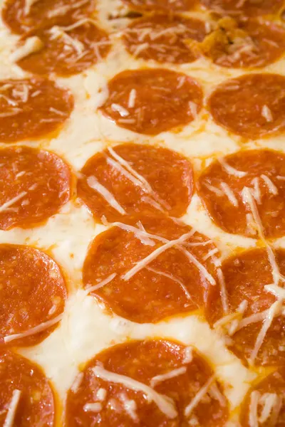 Ett ark med heta pepperoni pizza — Stockfoto