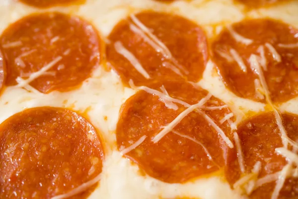 ホット ペパロニのピザのシート — ストック写真