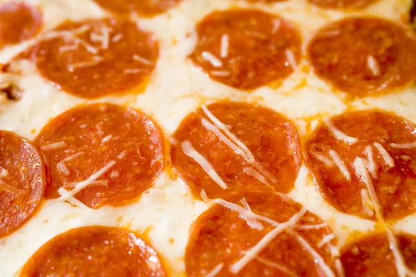 Ett ark med heta pepperoni pizza — Stockfoto