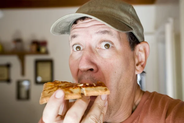 Homem comendo pizza de pepperoni — Fotografia de Stock