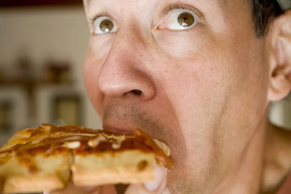 Homem comendo pizza de pepperoni — Fotografia de Stock