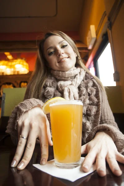 Mulher jovem com belos olhos azuis bebendo cerveja Hefeweizen — Fotografia de Stock